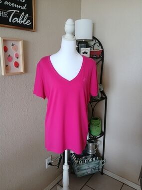 Under Armour Women's V-Neck Short Sleeve Tee in Hot Pink
